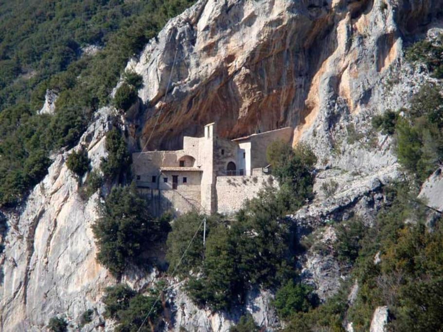 Casa Vacanze Fonte Del Menotre Foligno Exterior photo